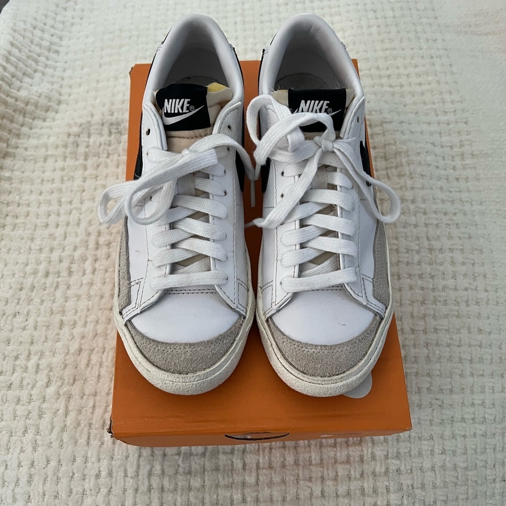 Nike Womenโs Blazer Low Shoes, Size 6